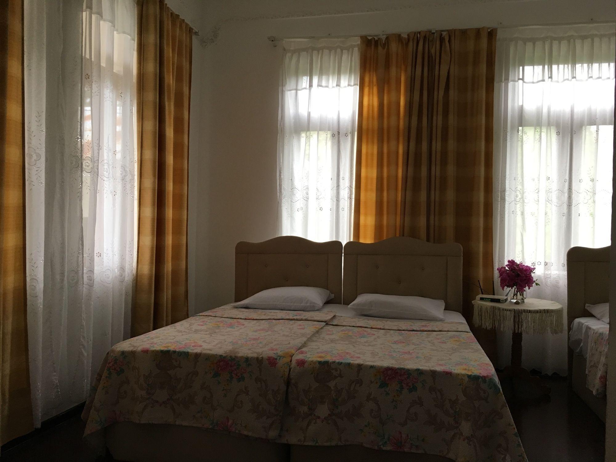 White Guest House Batumi Exterior photo