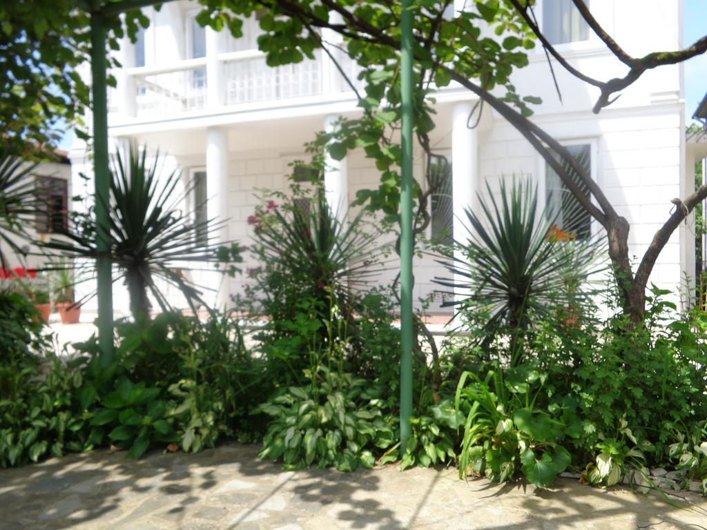 White Guest House Batumi Exterior photo